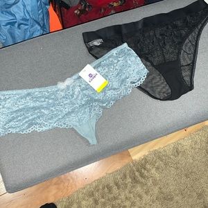 NWT b.tempted medium set of 2 Lacey underwear